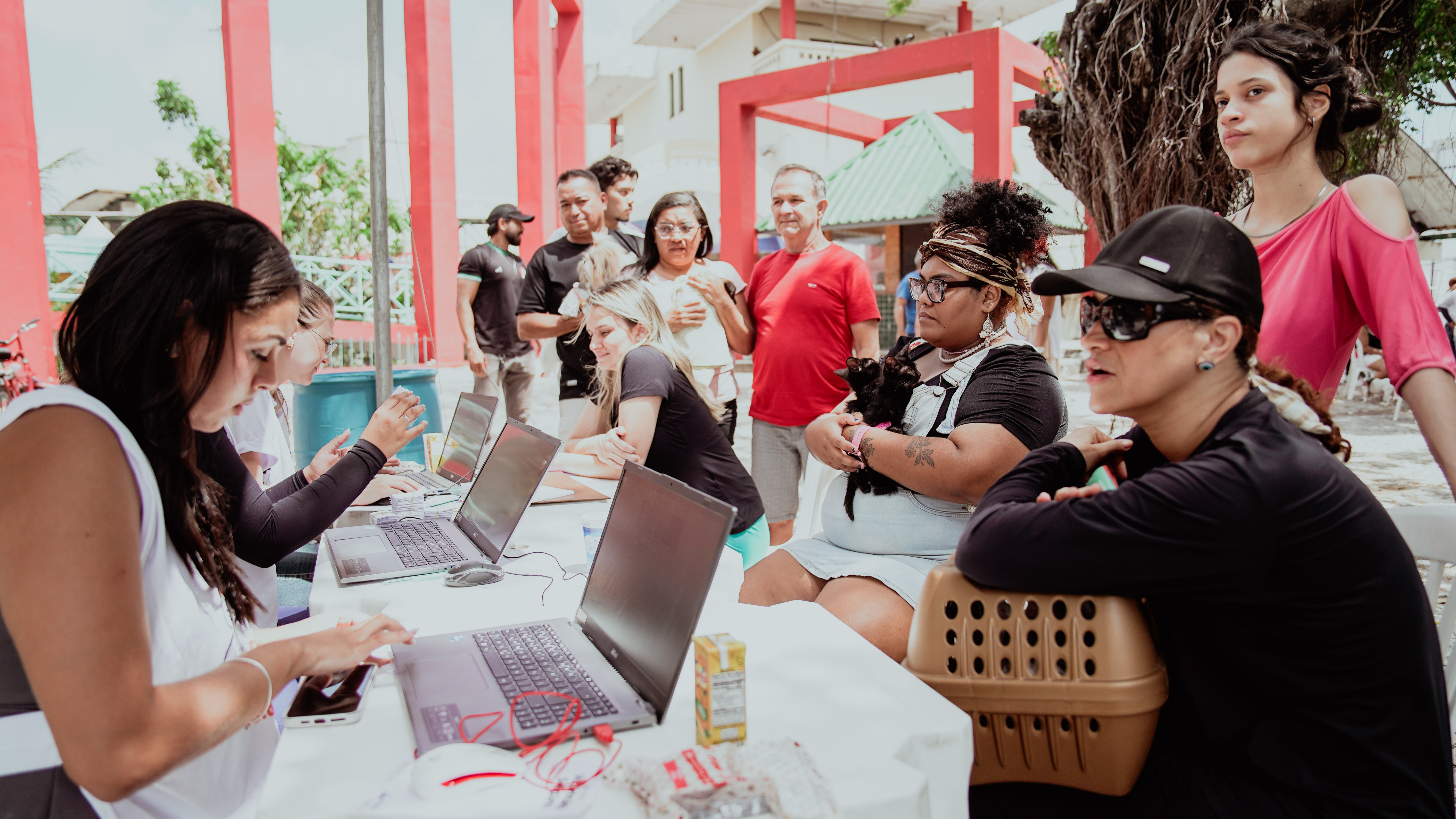 grupo de pessoas posa para a foto